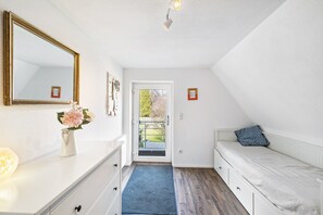 2 bedrooms, iron/ironing board, free WiFi, bed sheets