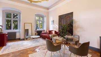 Een televisie, een open haard en een tafeltennistafel