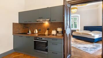 Een koelkast, een oven, een kookplaat, een vaatwasser