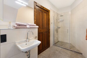 Een douche, een haardroger, handdoeken