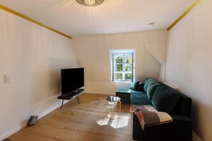 TV, ping pong - Apartment 'Sophie' with Shared Pool, Shared Terrace and Wi-Fi (Vitzenburg)