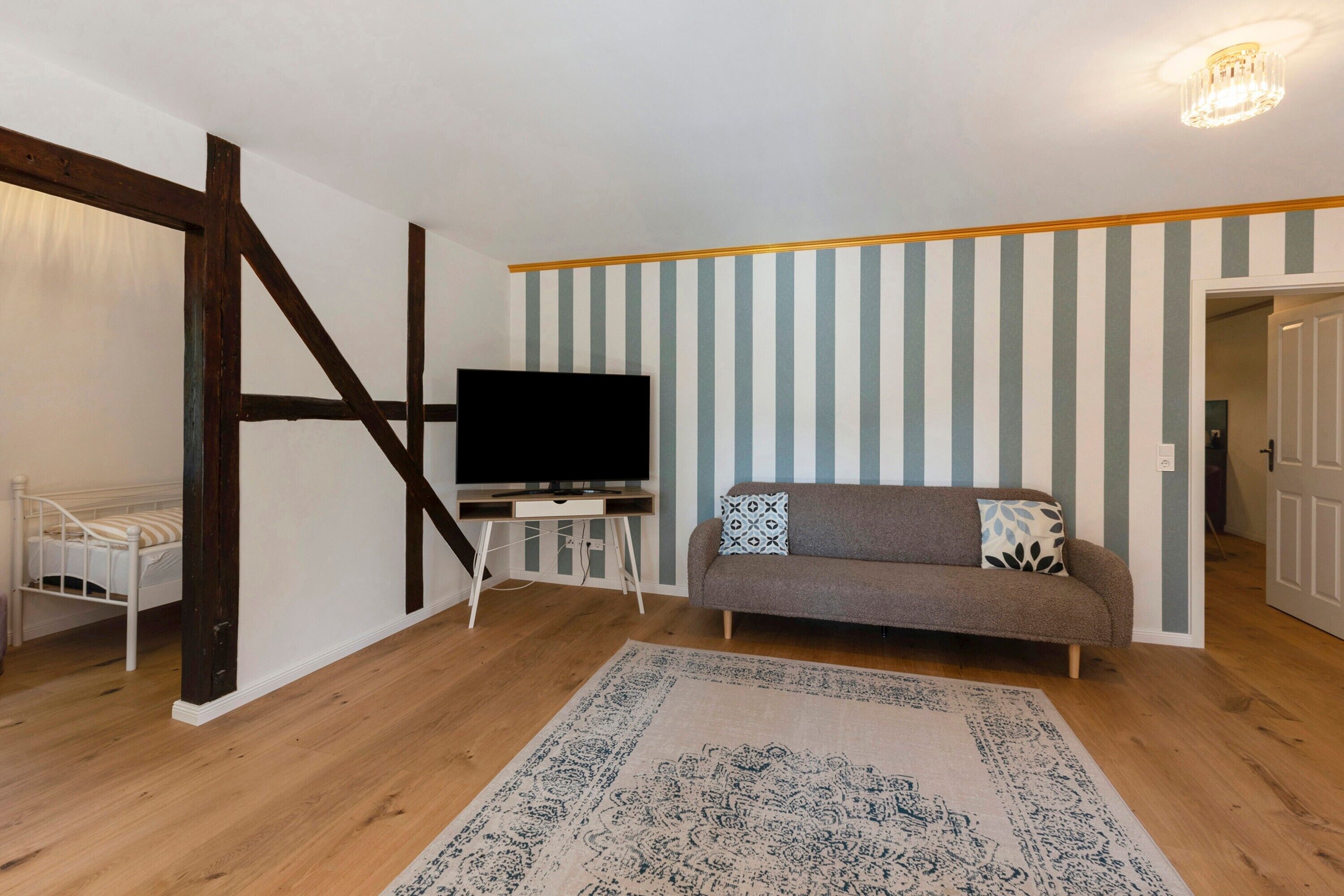 Fernseher, Tischtennisplatte