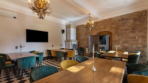 A dining area with checkered flooring, wooden tables, and teal chairs. - Apartment 'Pauline' with Shared Pool, Shared Terrace and Wi-Fi (Vitzenburg)