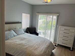 2 bedrooms, Internet, bed sheets - Watch the Balloons from your backyard!  Nice neighborhood, 3 mi to balloon park. (Albuquerque)