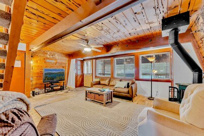 Classic Tahoe Charm – 3 Ski Resorts Within 5 Miles