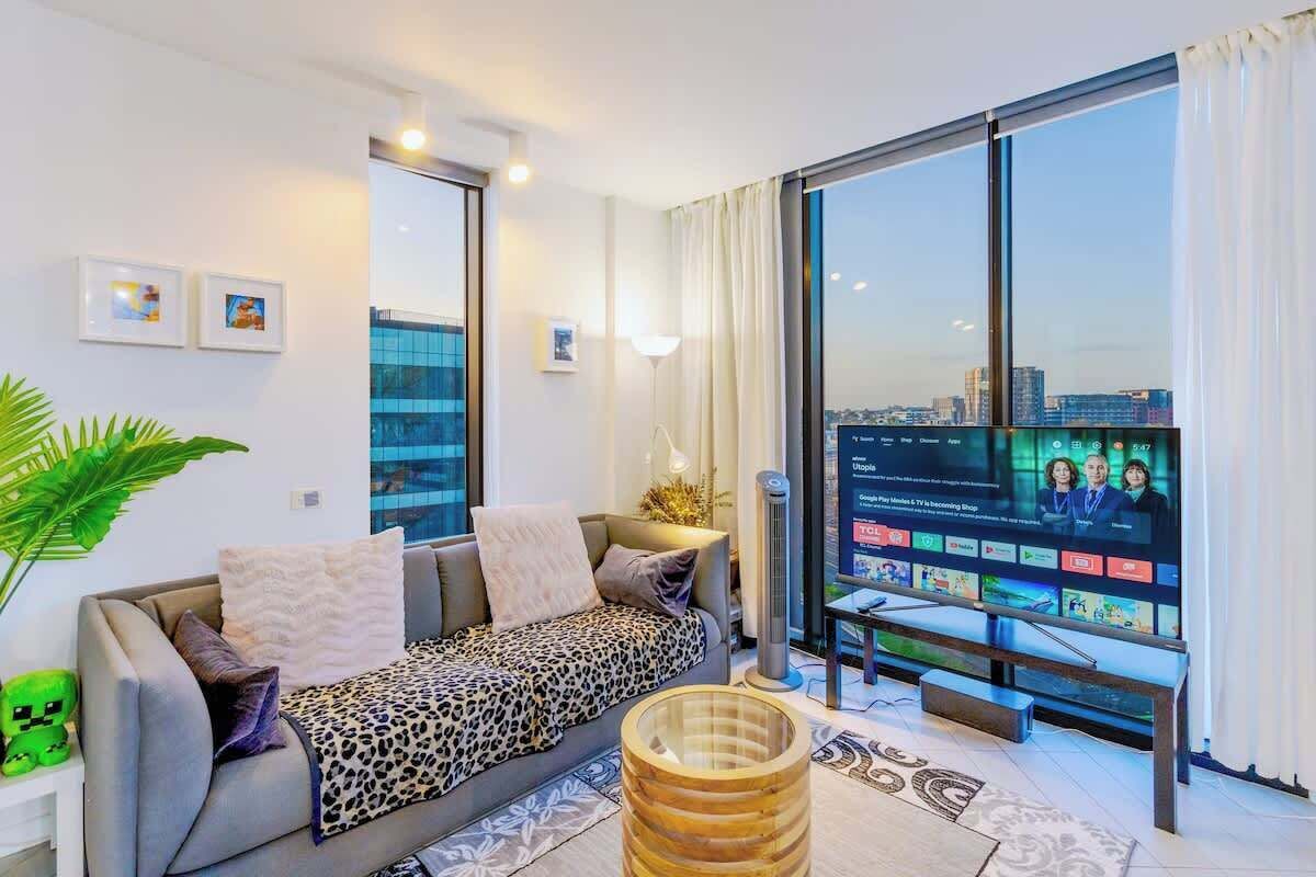 Fernseher, Bücher, Arbeitsbereiche