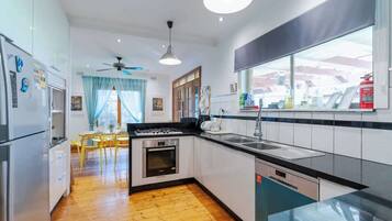 Réfrigérateur, micro-ondes, four, plaque de cuisson