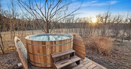 Sherwood Farmhouse: Hot Tub + King Beds + Pet Friendly