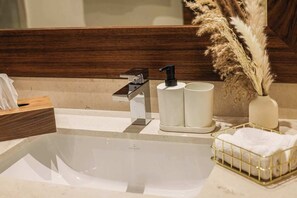 Douche, séchoir à cheveux, serviettes fournies