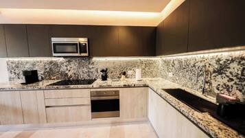 Refrigerador, microondas, horno y parrilla de estufa