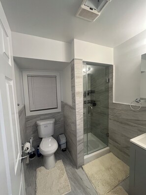 Hair dryer, towels, soap, shampoo - Cozy 2-bedroom apartment in wonderful Yonkers close to NYC (Yonkers)