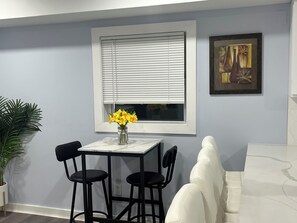 Dining - Cozy 2-bedroom apartment in wonderful Yonkers close to NYC (Yonkers)