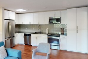 冷蔵庫、電子レンジ、オーブン、コンロ