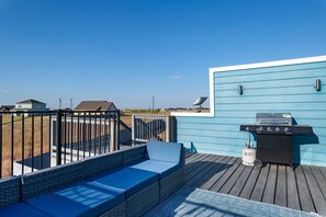 Terrace/patio - Cozy & spacious 4-bedroom house in Del Valle. Minutes to COTA, Tesla, & I45 (Del Valle)