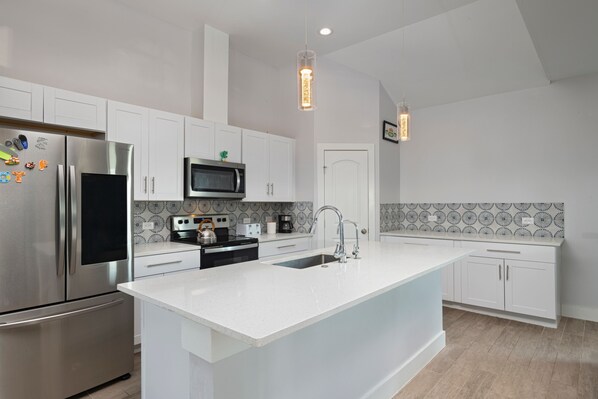 Fridge, microwave, oven, stovetop - Cozy & spacious 4-bedroom house in Del Valle. Minutes to COTA, Tesla, & I45 (Del Valle)