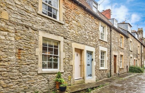 Beautiful Grade 2 Listed Cottage Perfectly Located in the Centre of Frome.