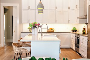 Oven, stovetop, dishwasher - Stunning 3 bedroom flat in charming Berkeley Victorian with AC, WiFi. Enjoy! (Berkeley)