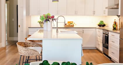 Stunning 3 bedroom flat in charming Berkeley Victorian with AC, WiFi. Enjoy!