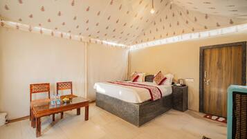 Deluxe Double Room, 1 King Bed | Premium bedding, in-room safe, individually furnished, free WiFi