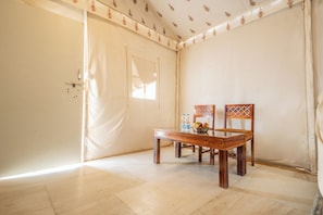 Deluxe-Doppelzimmer, 1 King-Bett | Blick auf den Innenhof