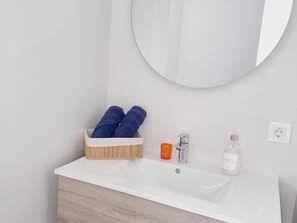 Bruser, hårtørrer, håndklæder