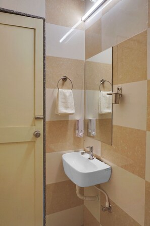 Bathroom - Urban Hometel (Pune)