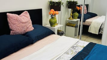 2 quartos, escrivaninha, ferros/tábuas de passar roupa