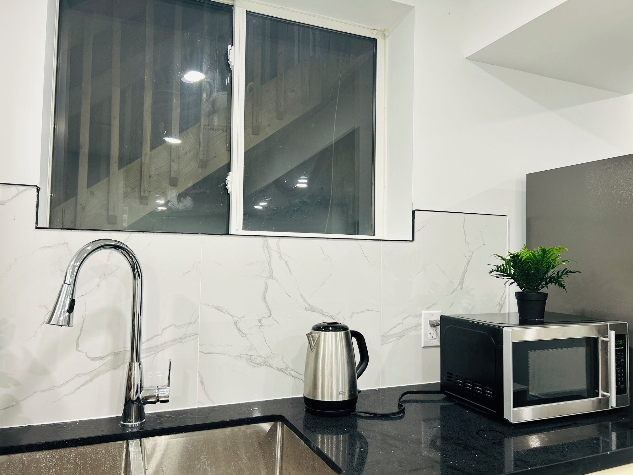 雪櫃、微波爐、焗爐、爐具