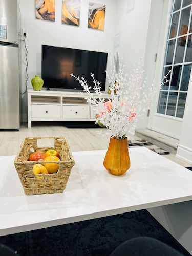 Cozy 2 BR suite close to Airport,Crdt V hosptl in a hilly setting in Mississauga