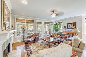 TV, books - Upscale Home at Lake Oconee - Family Friendly! (Greensboro)