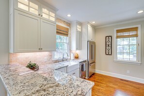 Fridge, microwave, stovetop, dishwasher - Upscale Home at Lake Oconee - Family Friendly! (Greensboro)