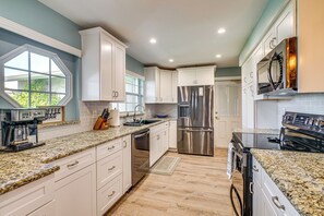 Fridge, microwave, stovetop, dishwasher - Canal-Front Home w/ Boat Lift in Cape Coral! (Cape Coral)