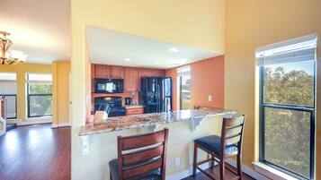 Fridge, microwave, stovetop, dishwasher