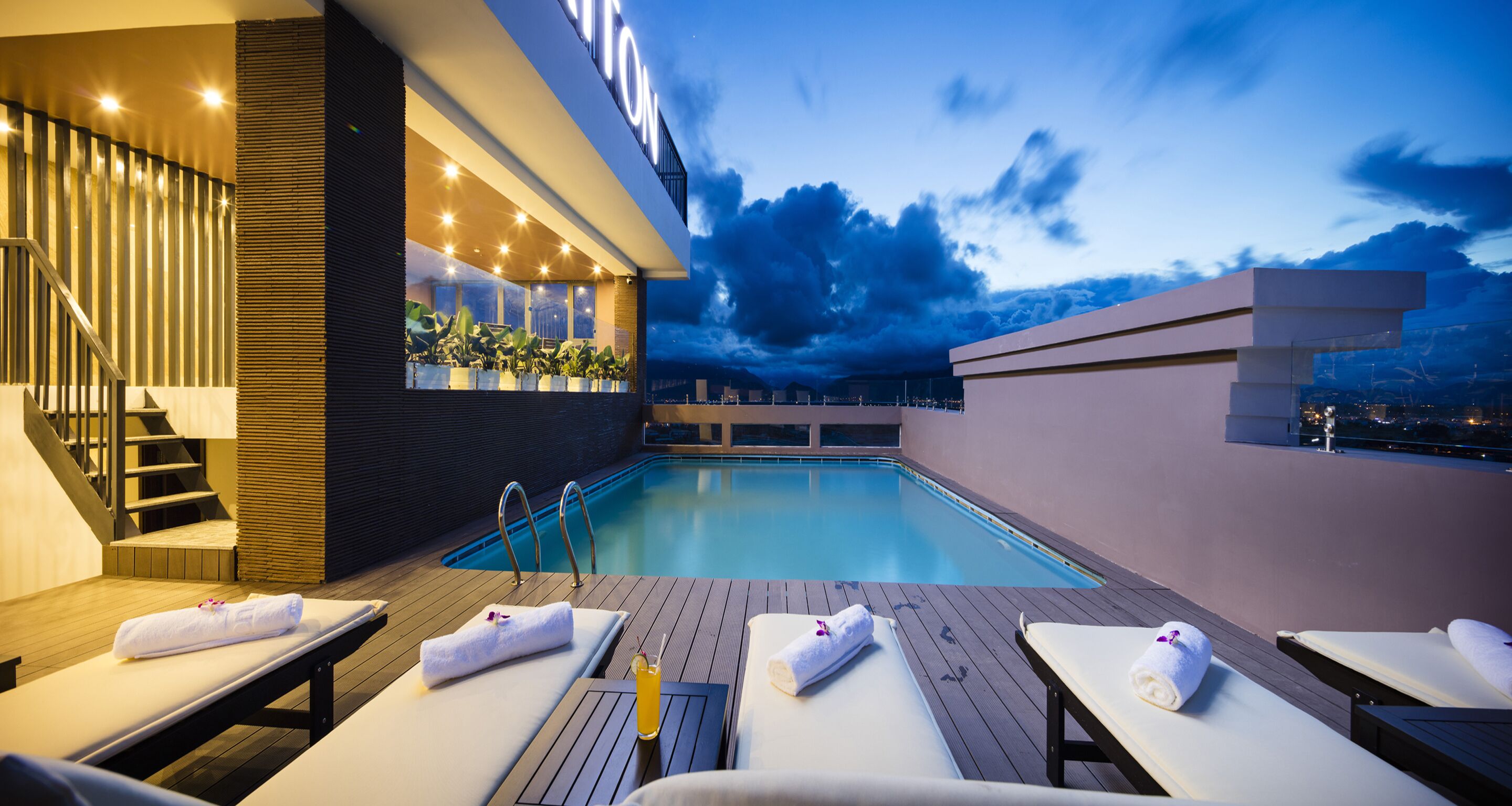 2 piscinas al aire libre, sombrillas, sillones reclinables de piscina