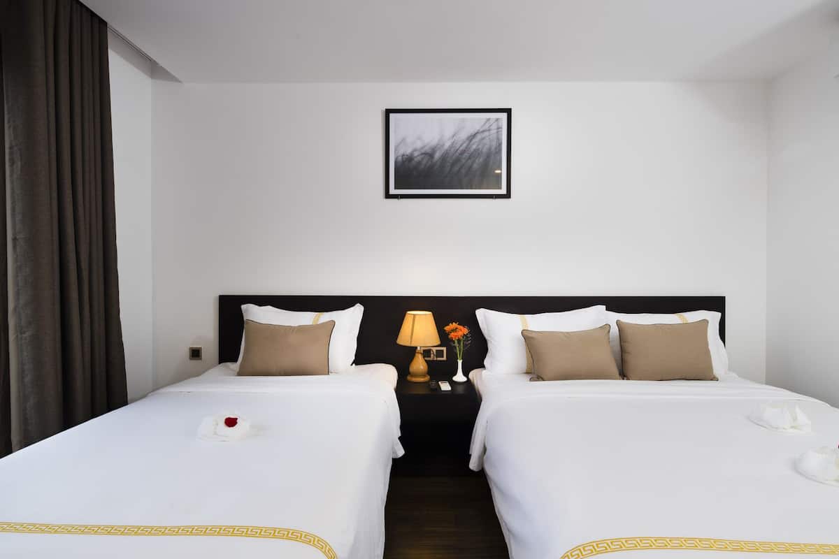 Quarto casal sênior de uso individual | 1 quarto, roupas de cama premium, edredons de pluma