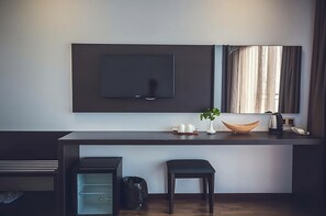 高級寢具、羽絨被、記憶棉床墊、迷你吧