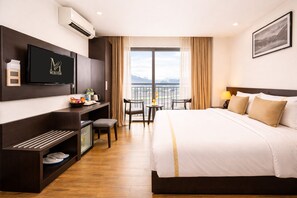 Deluxe Double Room, City View - Meriton Hotel Nha Trang (Nha Trang)