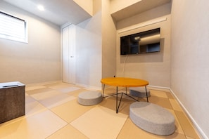 Comfort-Apartment, Balkon, Stadtblick | Wohnbereich