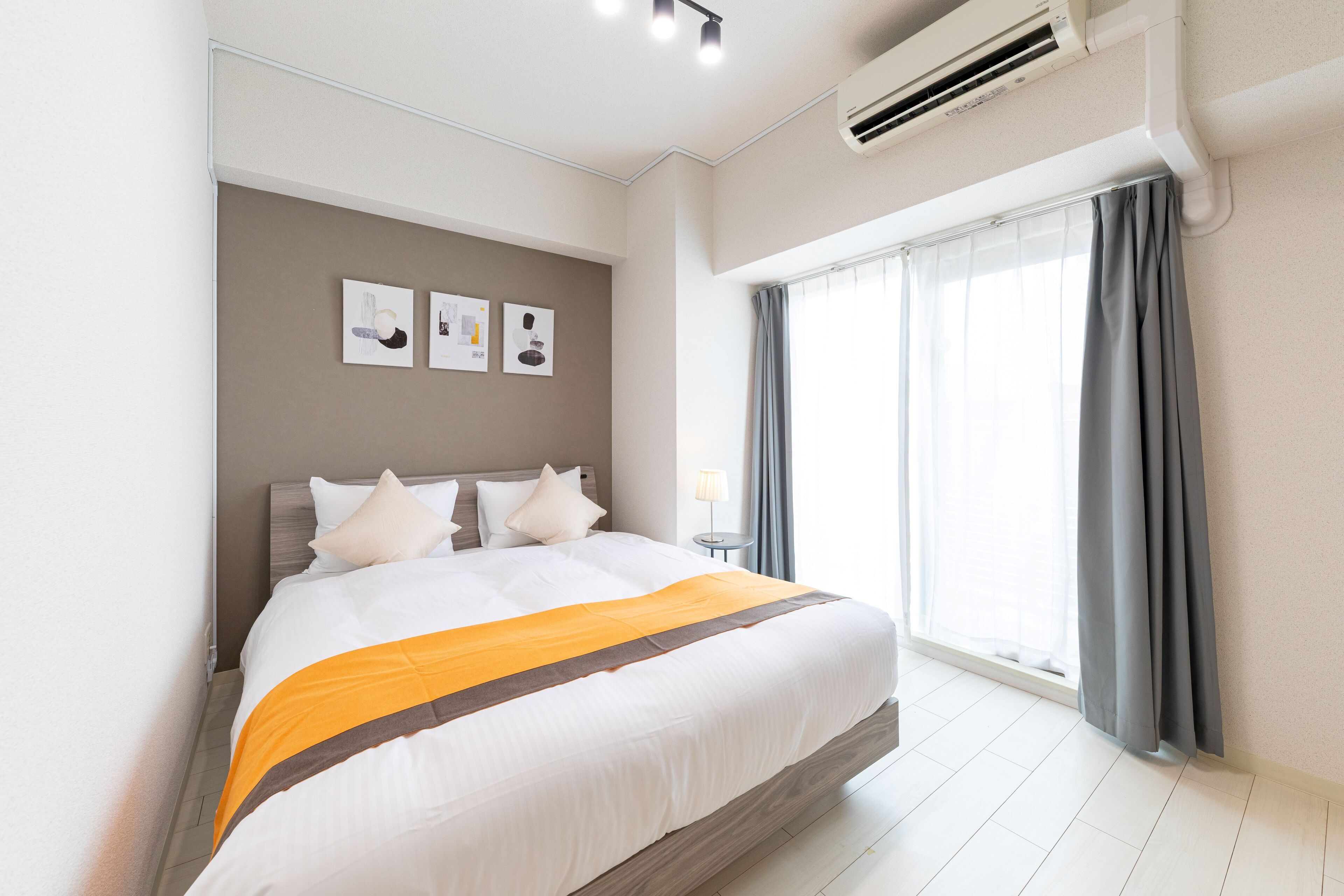 Deluxe-Apartment, Mehrere Betten, Balkon, Stadtblick | 1 Schlafzimmer, laptopgeeigneter Arbeitsplatz, Verdunkelungsvorhänge