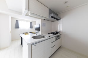 Deluxe-Apartment, Mehrere Betten, Balkon, Stadtblick | Eigene Küche | Kühlschrank, Mikrowelle, Herdplatte, Kochgeschirr/Geschirr/Besteck