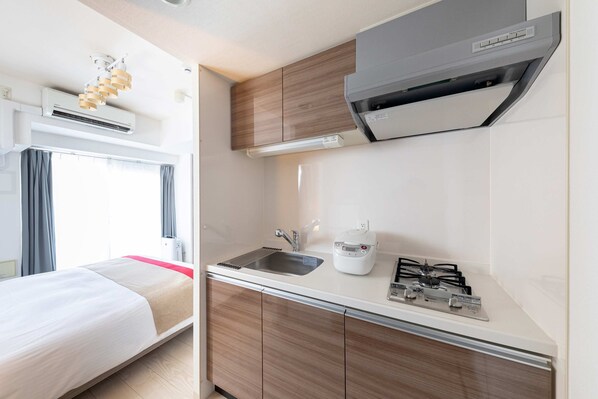 Departamento básico, balcón, vista a la ciudad | Cocina privada | Refrigerador, microondas, parrilla de estufa y utensilios de cocina 