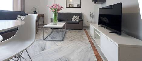 Een televisie en een kantoor