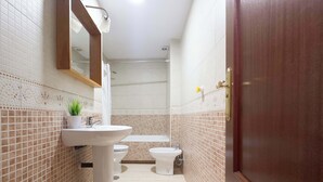 Une petite salle de bain comprenant un lavabo, des toilettes et une baignoire.
