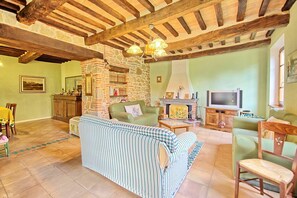 Fireplace, stereo - Villa Poggiospinoso - Lucignano ,Tuscany (Lucignano)