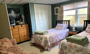 Room - Experience stunning views at Bestview, a spacious 3-bedroom house in Damariscotta, ME. (Damariscotta)