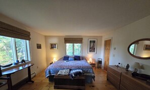 3 bedrooms, desk, WiFi (free), bed sheets