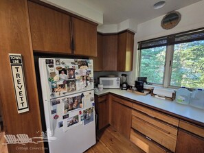 Fridge, oven, stovetop, coffee/tea maker