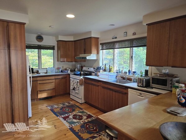 Fridge, oven, stovetop, coffee/tea maker