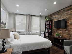 6 bedrooms, desk, iron/ironing board, travel crib