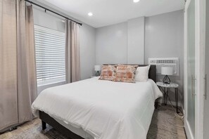 1 habitación, escritorio, tabla de planchar con plancha y cuna de viaje 